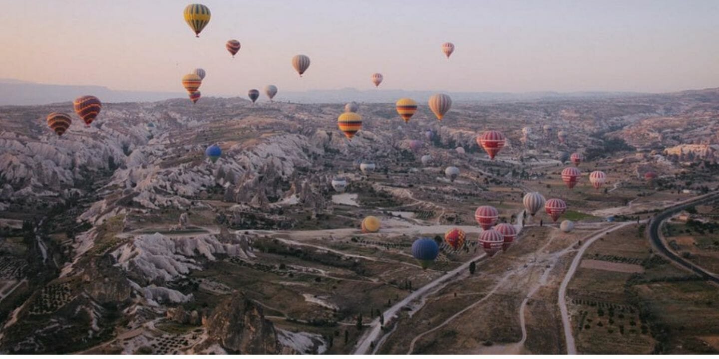 hot-ait-ballons-over-hills