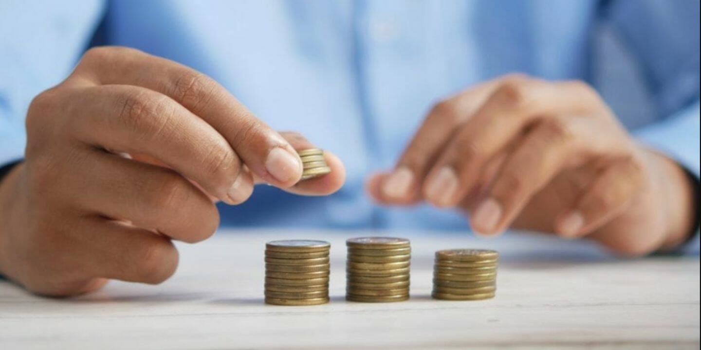 Man counting US Coins